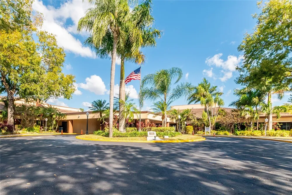 9340 Sunrise Lakes Blvd #209 Sunrise, FL 33322