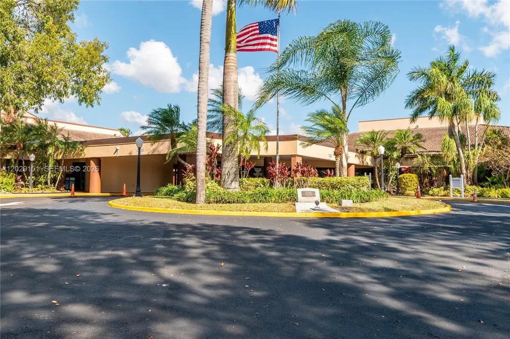 9340 Sunrise Lakes Blvd #209 Sunrise, FL 33322