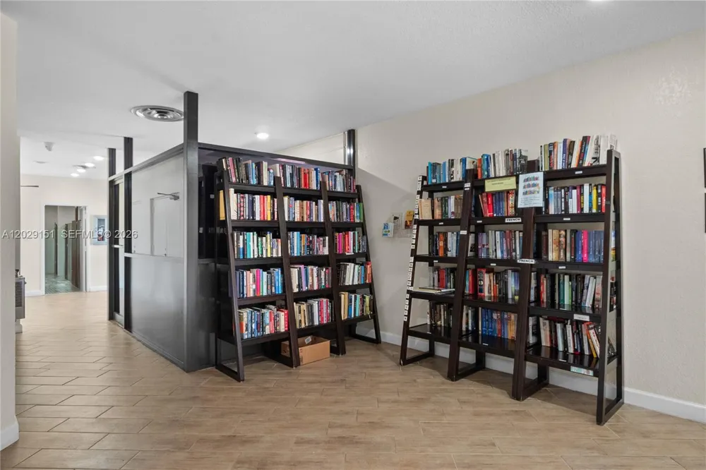 9340 Sunrise Lakes Blvd #209 Sunrise, FL 33322