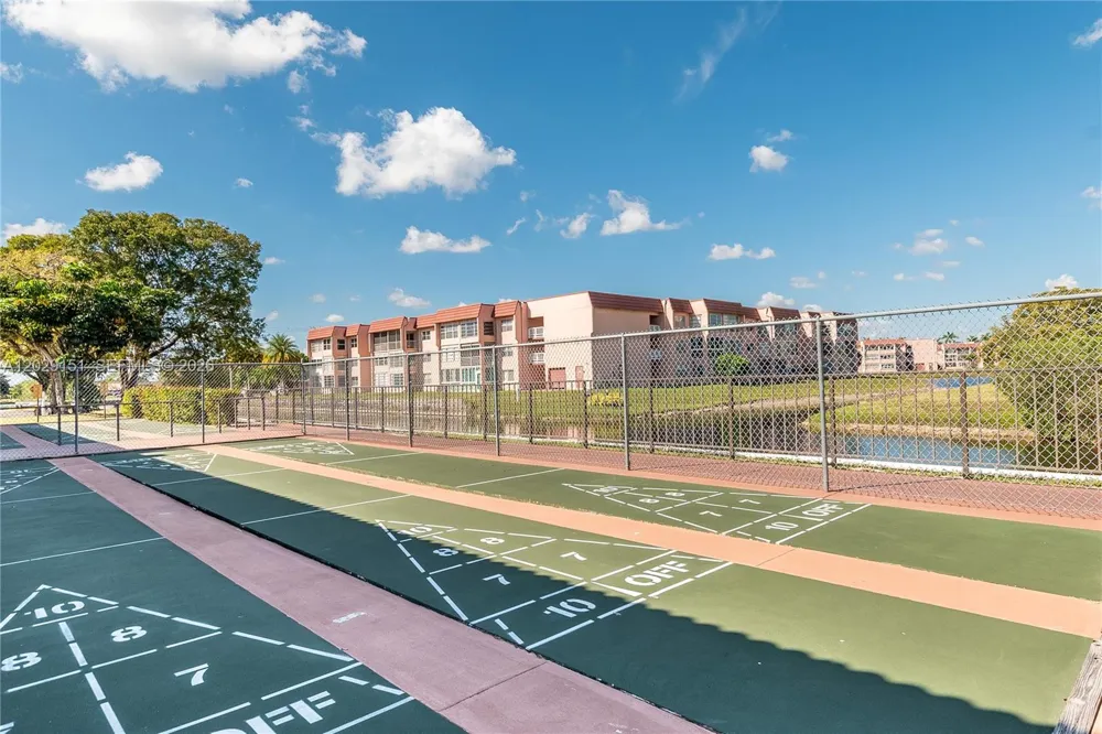 9340 Sunrise Lakes Blvd #209 Sunrise, FL 33322