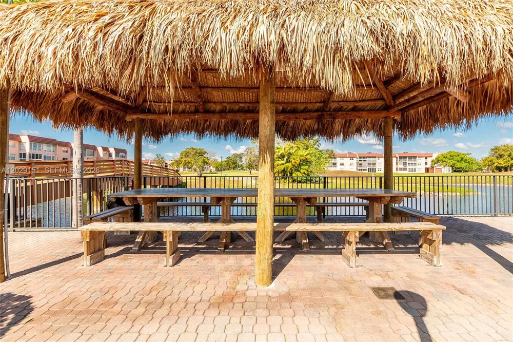 9340 Sunrise Lakes Blvd #209 Sunrise, FL 33322
