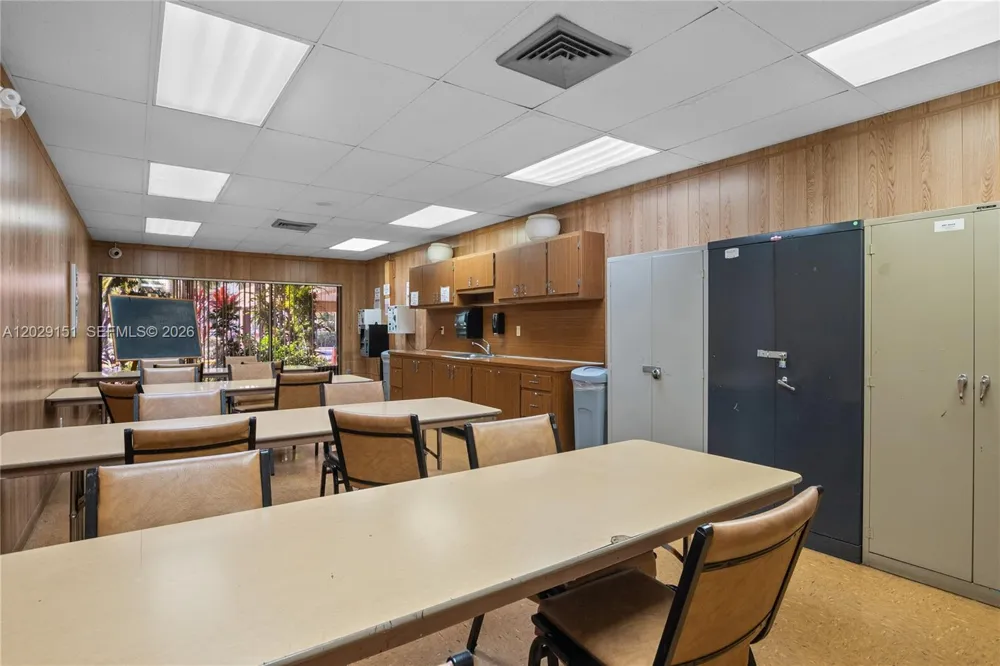 9340 Sunrise Lakes Blvd #209 Sunrise, FL 33322