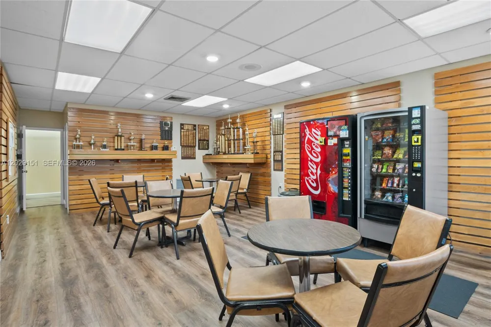 9340 Sunrise Lakes Blvd #209 Sunrise, FL 33322