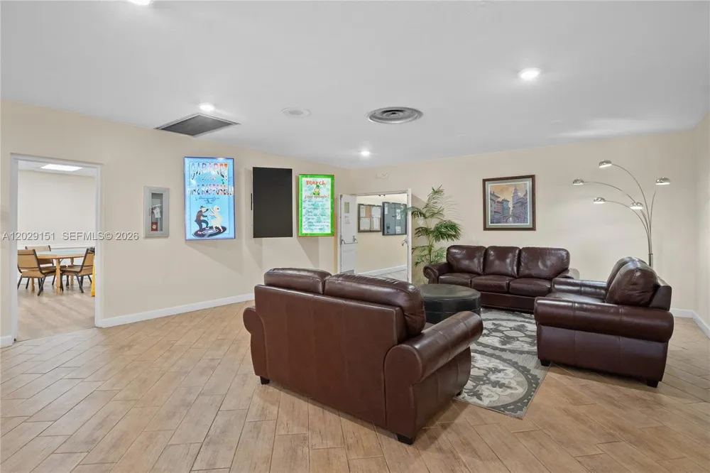 9340 Sunrise Lakes Blvd #209 Sunrise, FL 33322