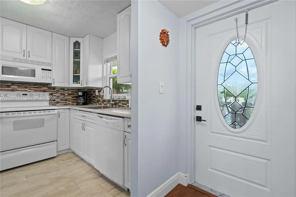 9340 Sunrise Lakes Blvd #209 Sunrise, FL 33322