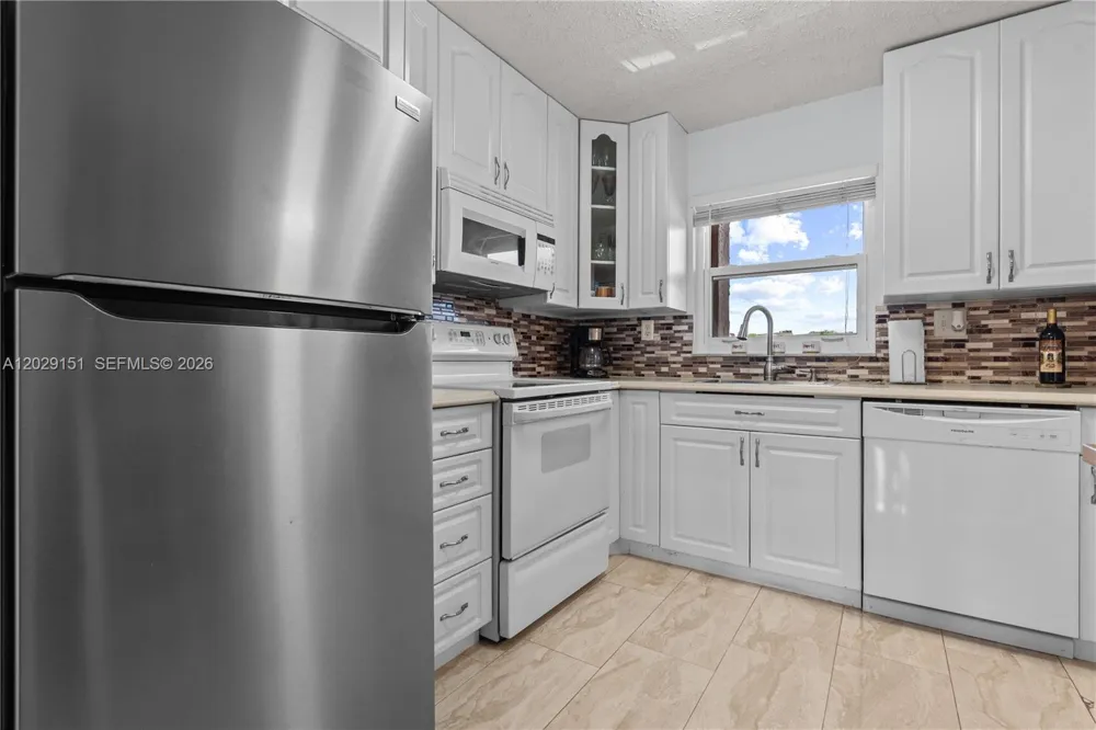 9340 Sunrise Lakes Blvd #209 Sunrise, FL 33322