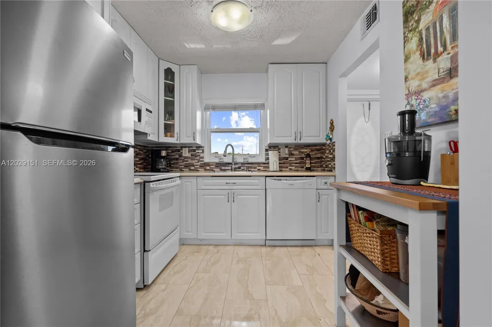 9340 Sunrise Lakes Blvd #209 Sunrise, FL 33322