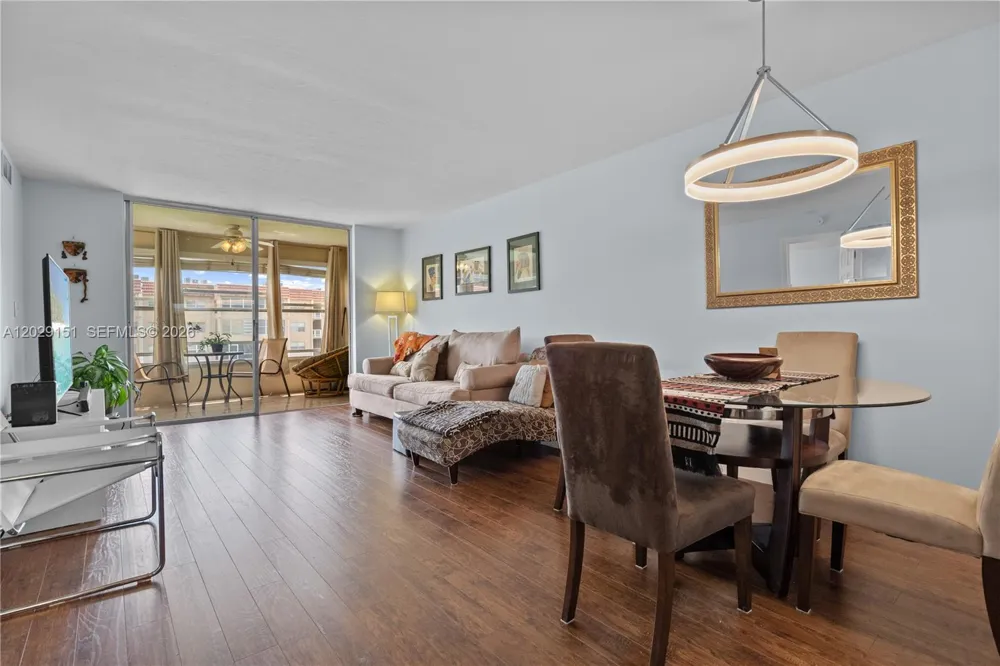 9340 Sunrise Lakes Blvd #209 Sunrise, FL 33322