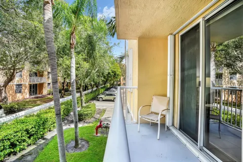 609 E SHERIDAN STREET #208