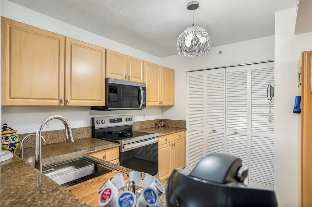 609 E SHERIDAN STREET #208 Dania Beach, FL 33004