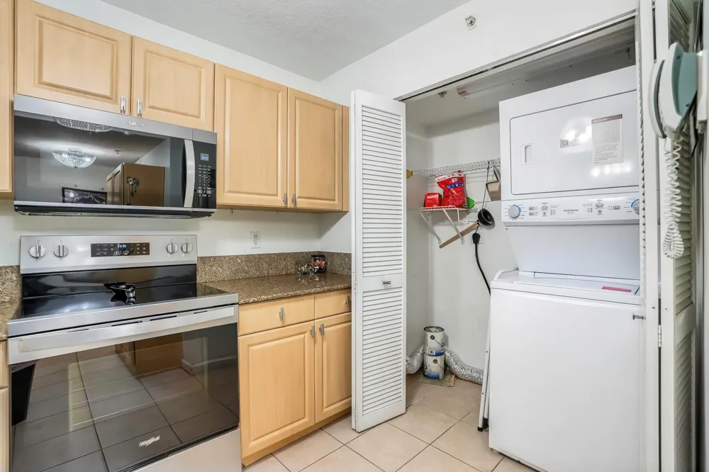 609 E SHERIDAN STREET #208 Dania Beach, FL 33004