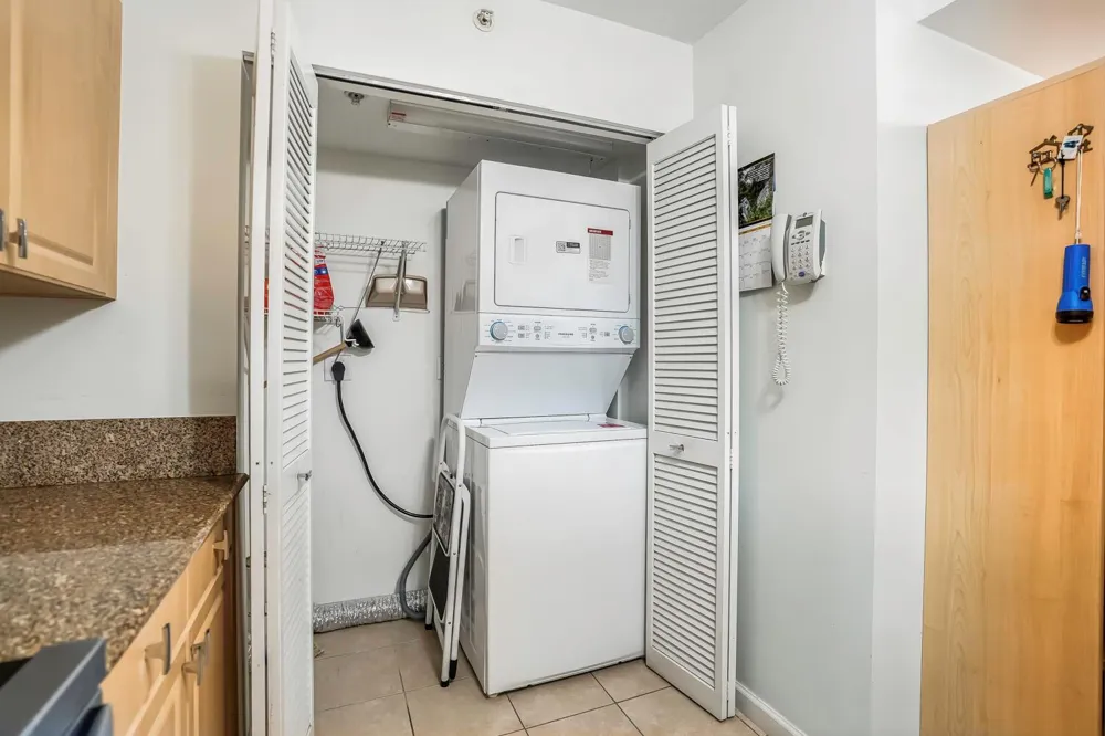 609 E SHERIDAN STREET #208 Dania Beach, FL 33004