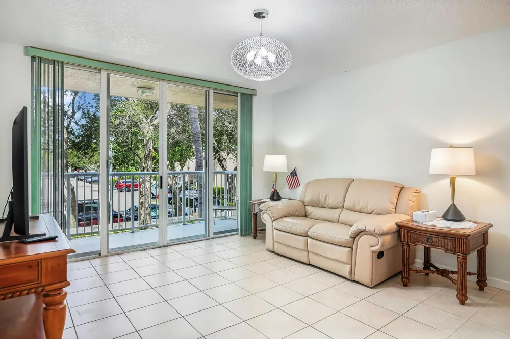 609 E SHERIDAN STREET #208 Dania Beach, FL 33004