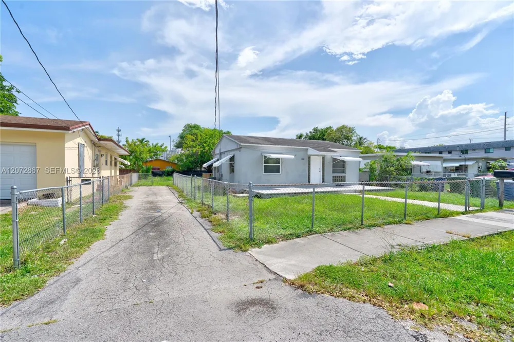 126 SE 4th St Hallandale Beach, FL 33009
