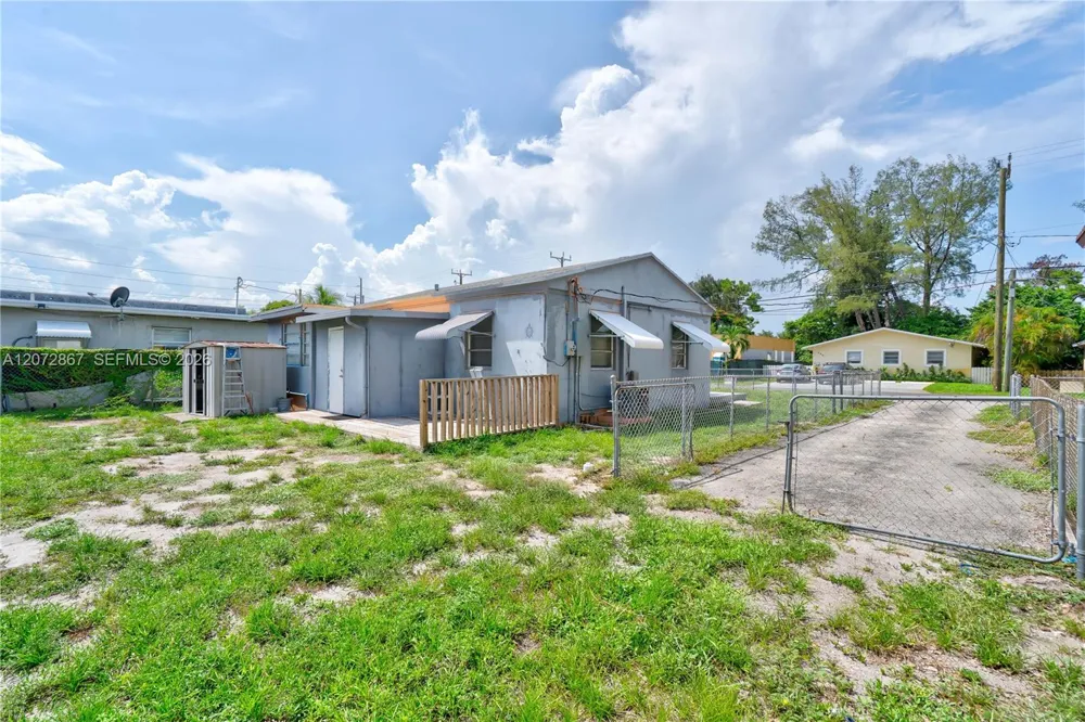 126 SE 4th St Hallandale Beach, FL 33009
