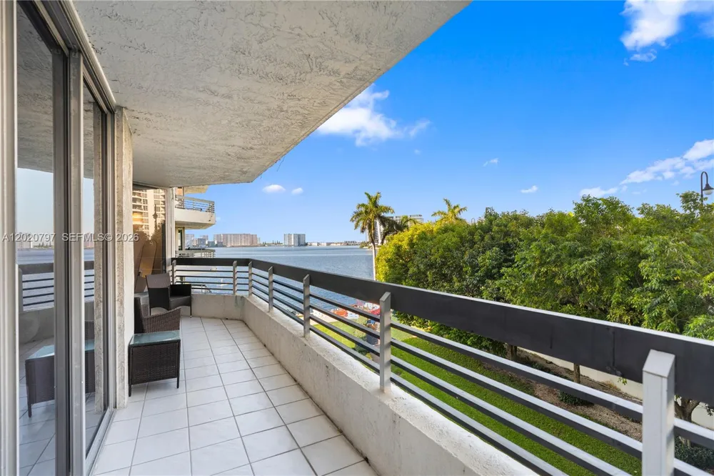 19101 NE 36th Ct #402 Aventura, FL 33180