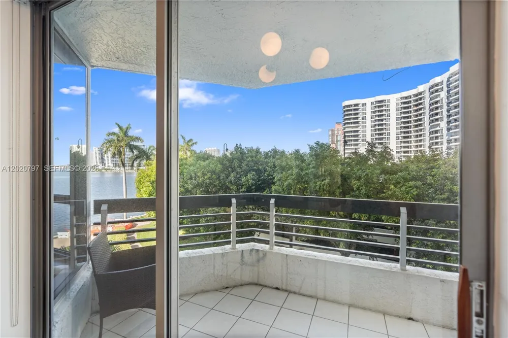 19101 NE 36th Ct #402 Aventura, FL 33180