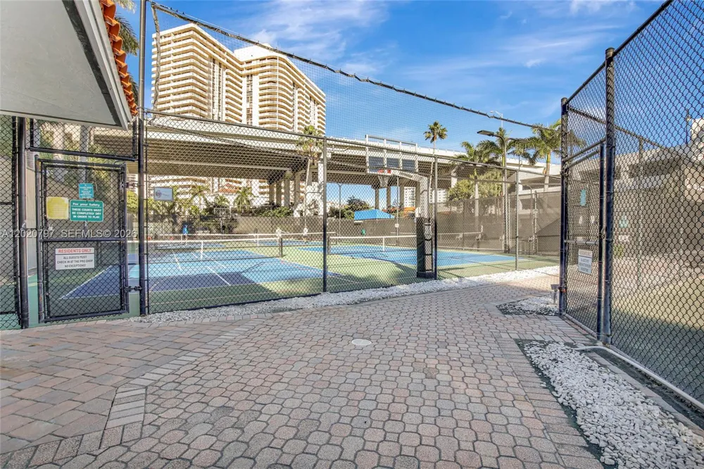19101 NE 36th Ct #402 Aventura, FL 33180