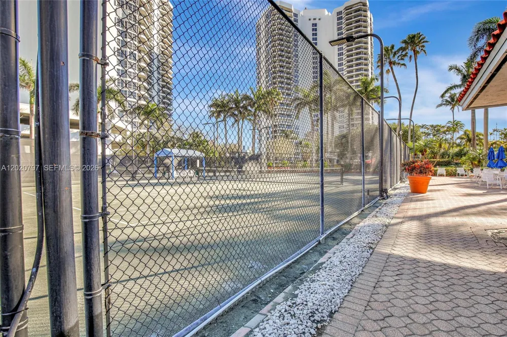 19101 NE 36th Ct #402 Aventura, FL 33180
