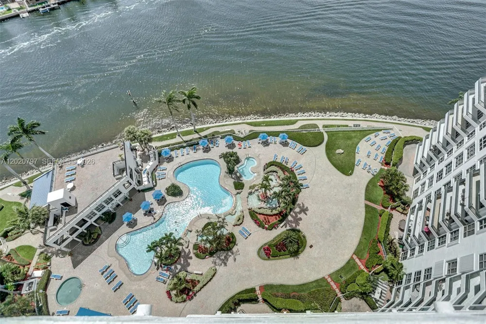 19101 NE 36th Ct #402 Aventura, FL 33180