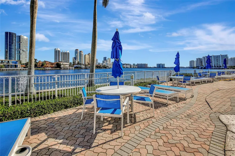 19101 NE 36th Ct #402 Aventura, FL 33180