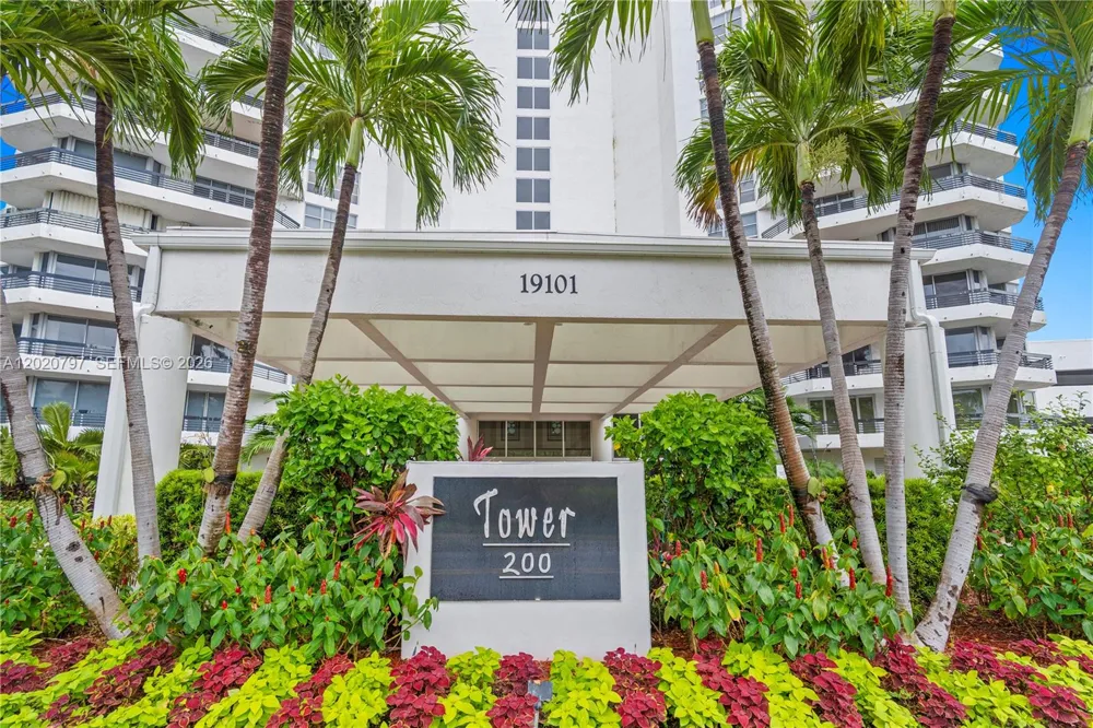 19101 NE 36th Ct #402 Aventura, FL 33180