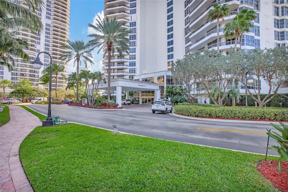 19101 NE 36th Ct #402 Aventura, FL 33180