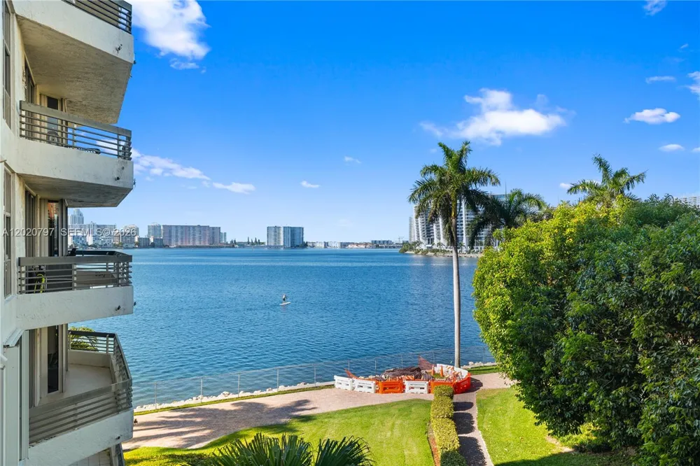 19101 NE 36th Ct #402 Aventura, FL 33180