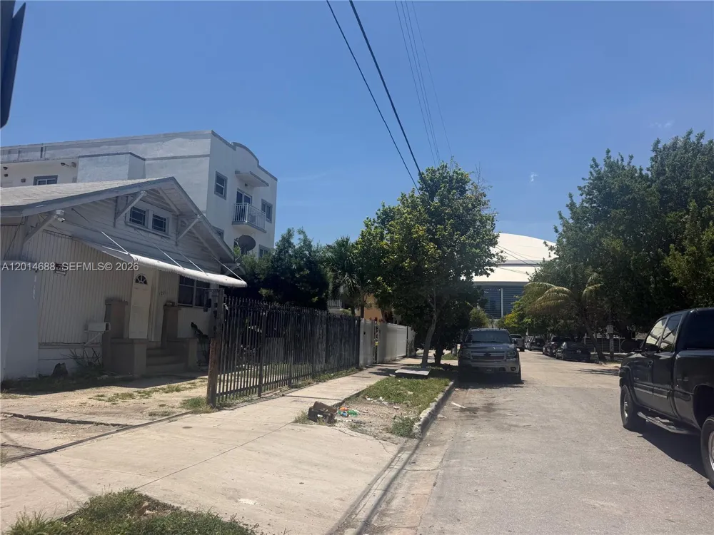 1236 NW 5th St Miami, FL 33125