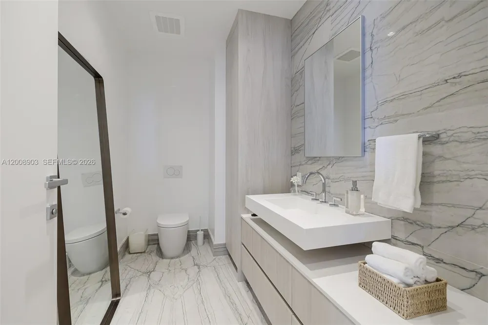 8701 Collins Ave #904 Miami Beach, FL 33154