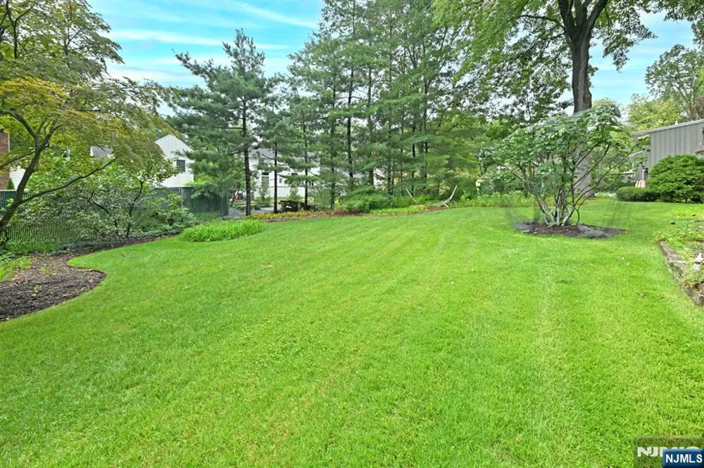 393 Gregory Road Paramus, NJ 07652