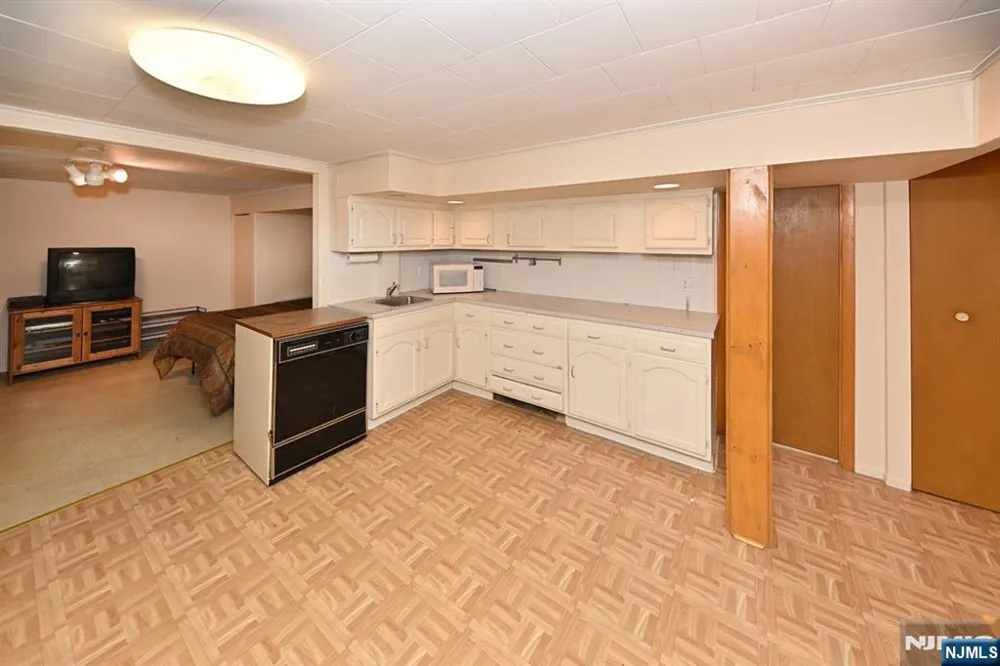 393 Gregory Road Paramus, NJ 07652