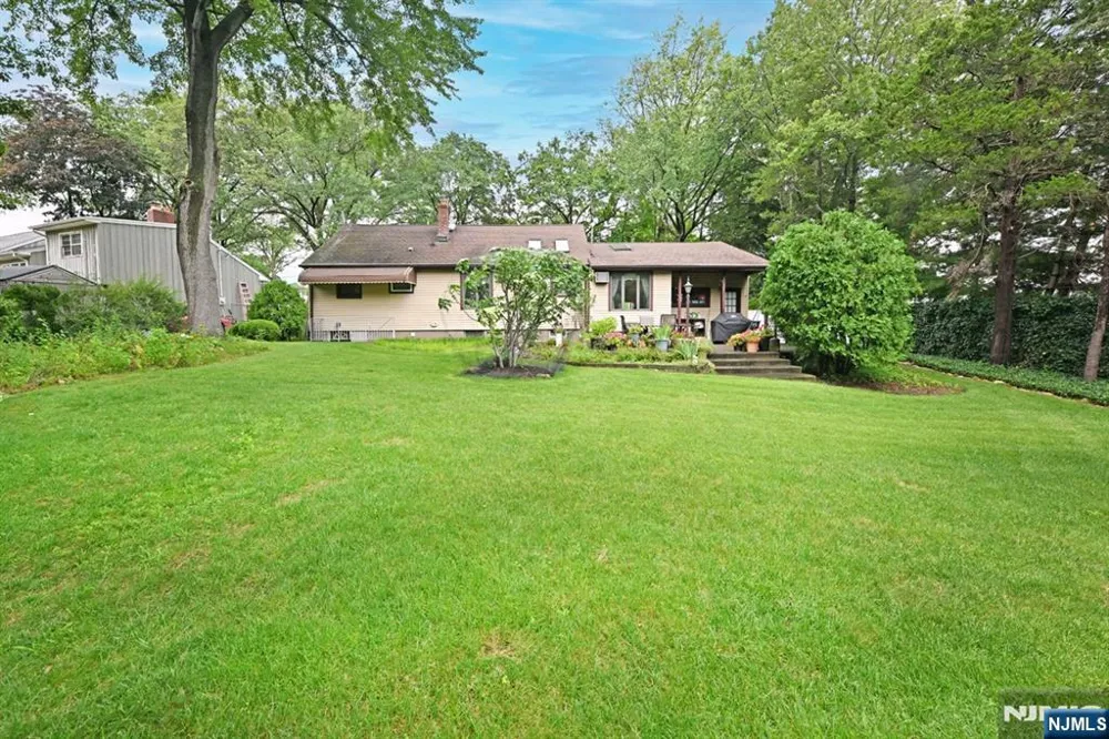 393 Gregory Road Paramus, NJ 07652