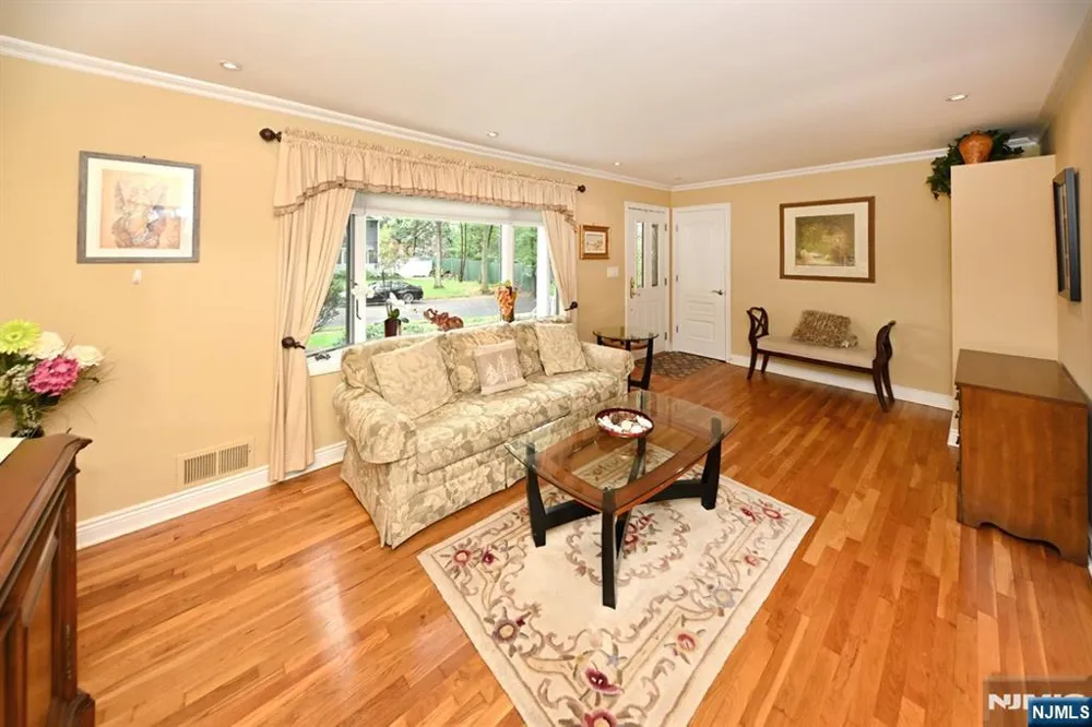 393 Gregory Road Paramus, NJ 07652