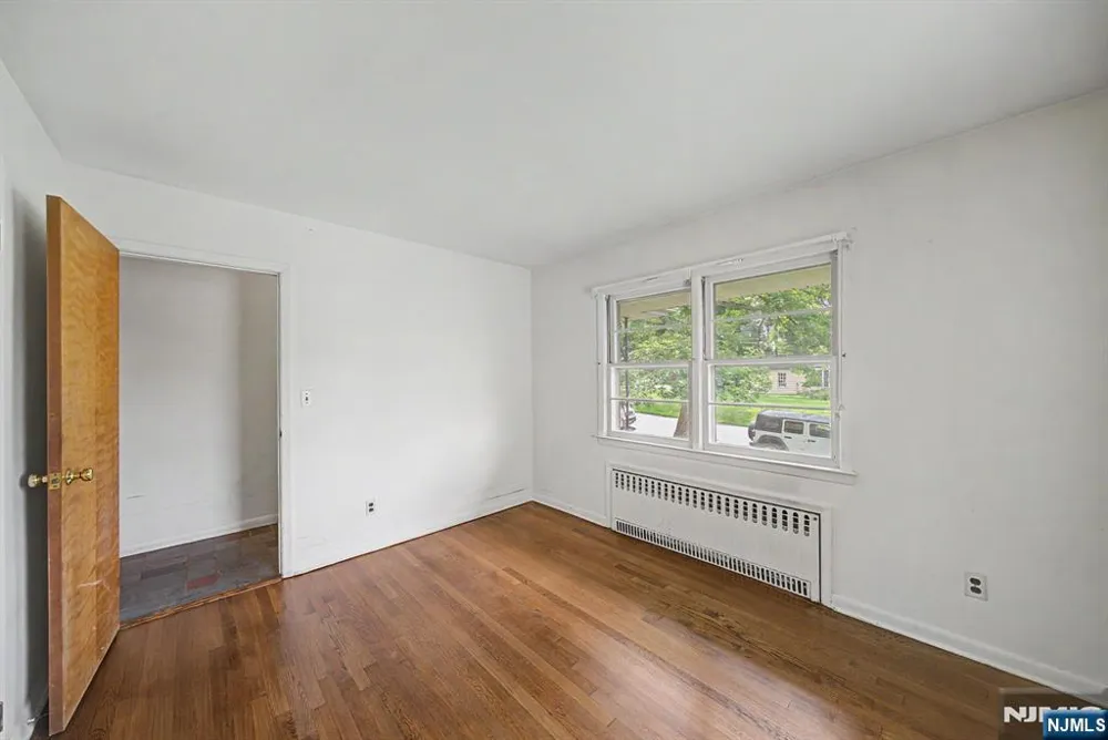 27 Oswego Avenue Oakland, NJ 07436