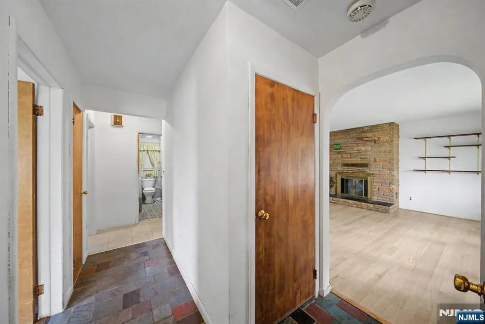 27 Oswego Avenue Oakland, NJ 07436