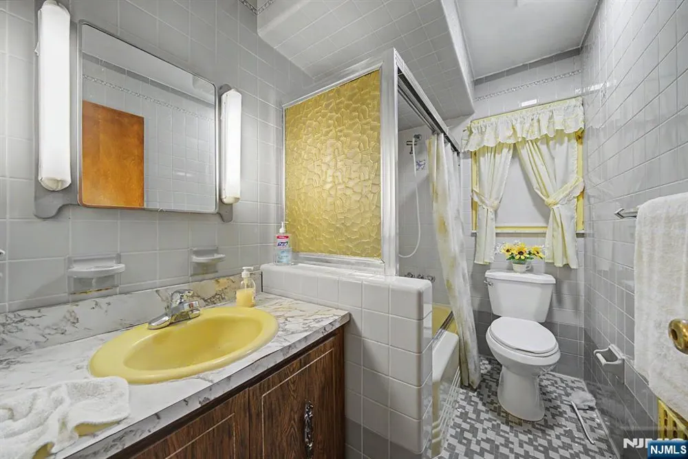 27 Oswego Avenue Oakland, NJ 07436