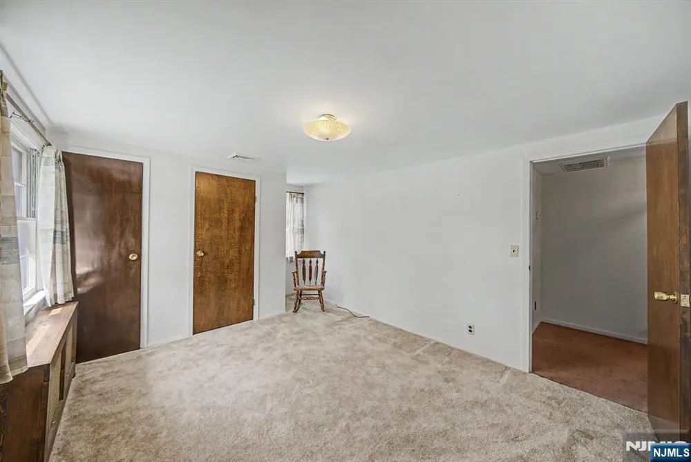 27 Oswego Avenue Oakland, NJ 07436