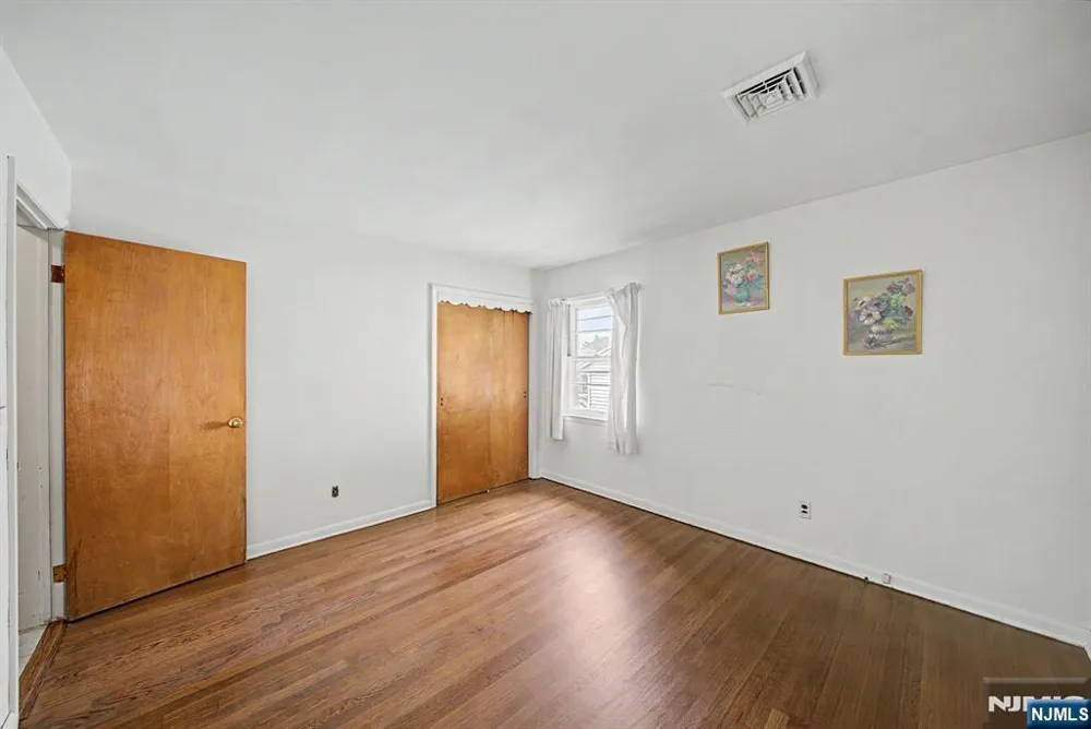 27 Oswego Avenue Oakland, NJ 07436
