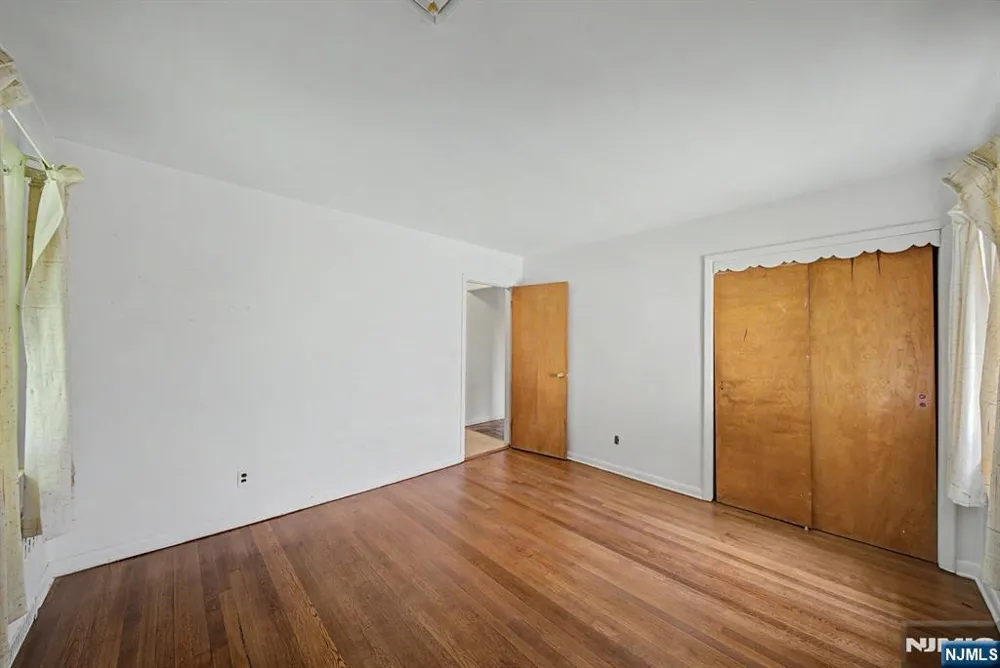 27 Oswego Avenue Oakland, NJ 07436