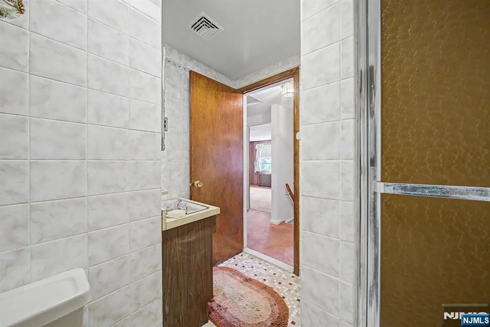 27 Oswego Avenue Oakland, NJ 07436