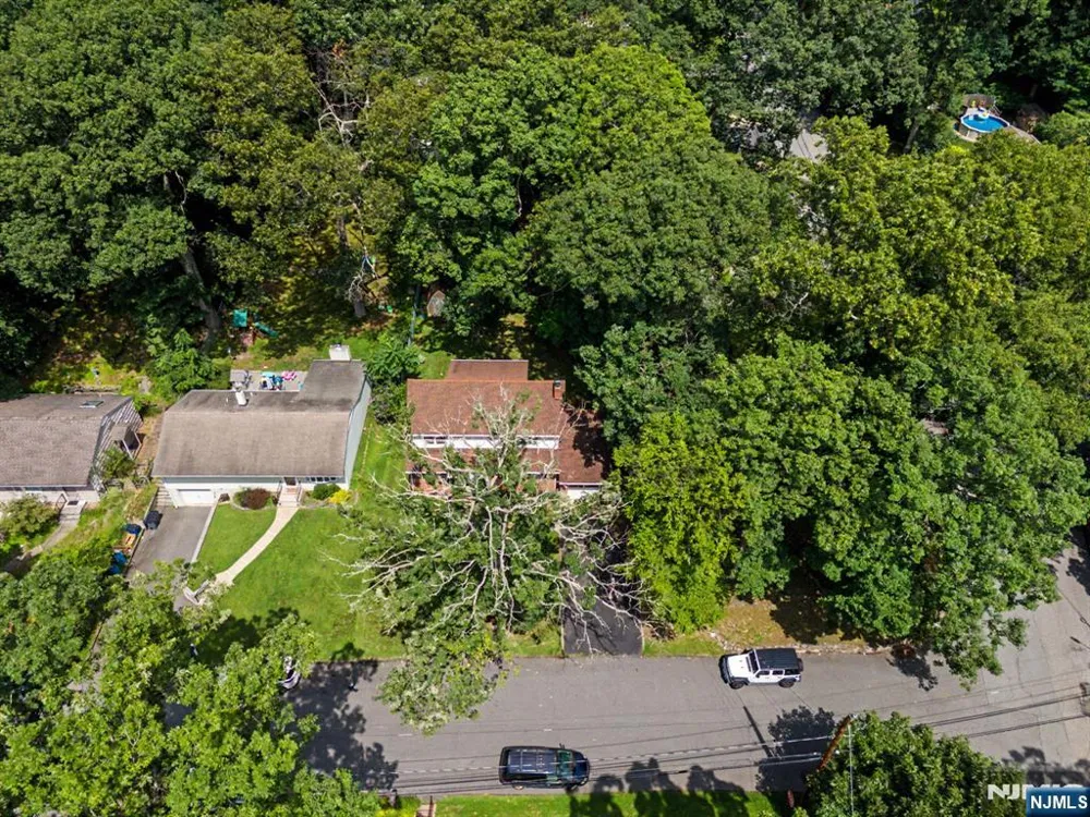 27 Oswego Avenue Oakland, NJ 07436