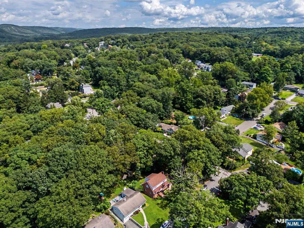 27 Oswego Avenue Oakland, NJ 07436