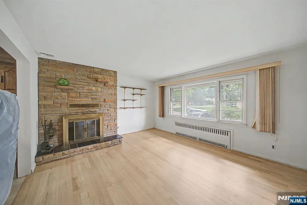 27 Oswego Avenue Oakland, NJ 07436
