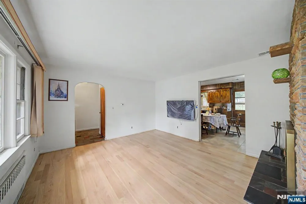 27 Oswego Avenue Oakland, NJ 07436