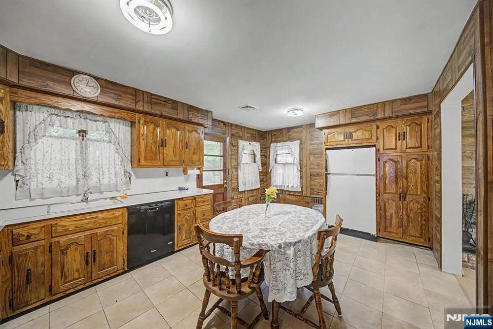 27 Oswego Avenue Oakland, NJ 07436