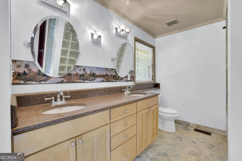 1563 Rockbridge RD Stone Mountain, GA 30087