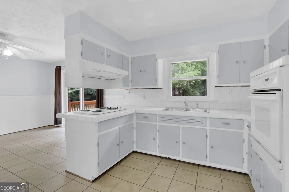 1563 Rockbridge RD Stone Mountain, GA 30087
