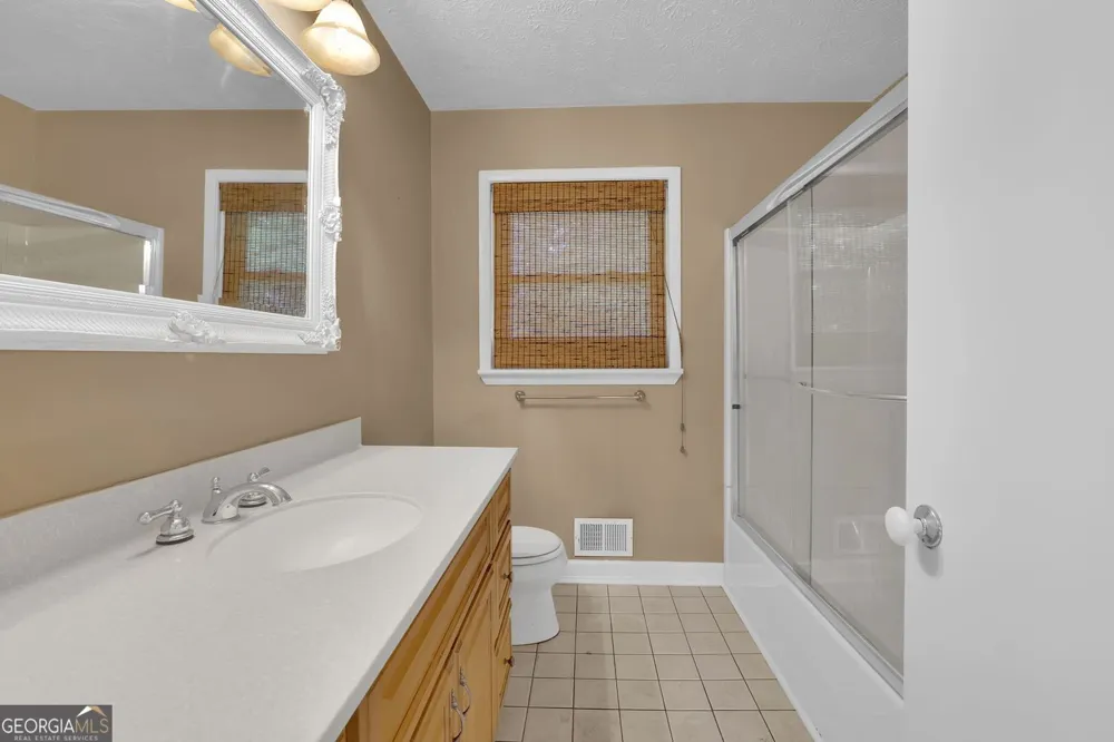 1563 Rockbridge RD Stone Mountain, GA 30087