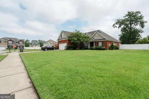 601 Red Oak LN